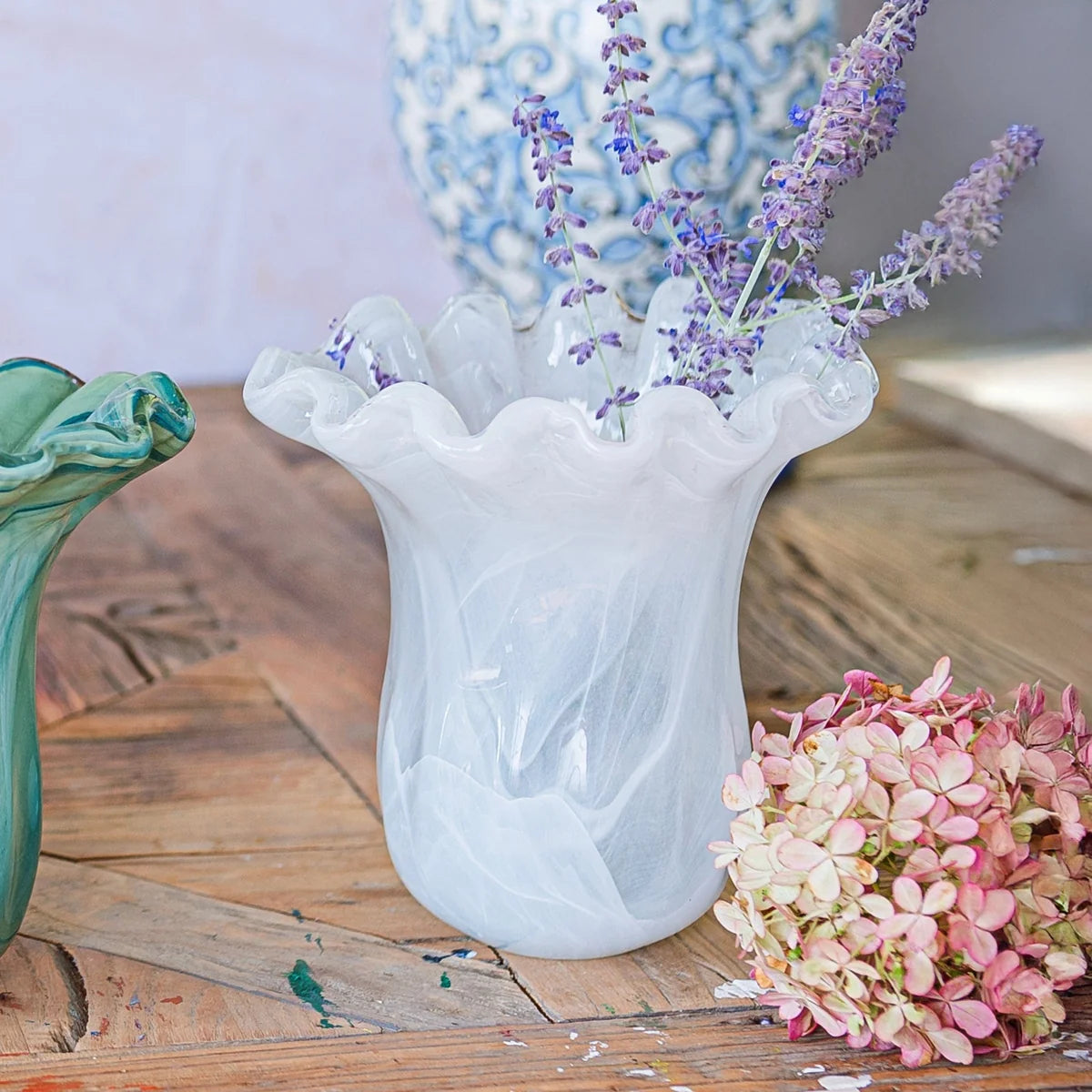 Onda Glass Vase/ Small White Tulip